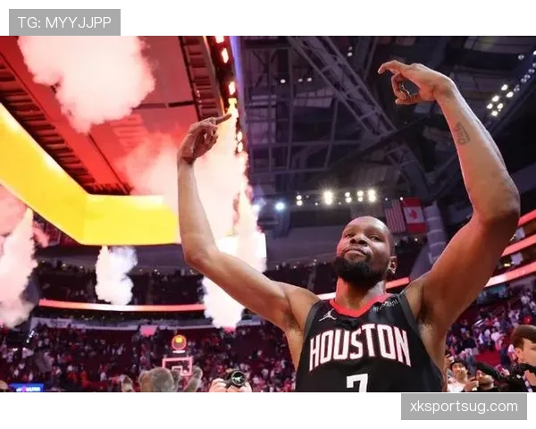 布里奇斯无球跑位拉空位，相较杜兰特更能威胁三分