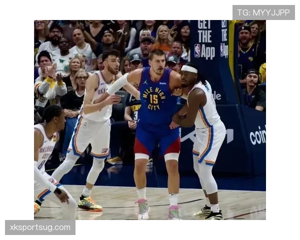 兰德尔挡拆单打对位约基奇时更偏组织，拉开进攻空间